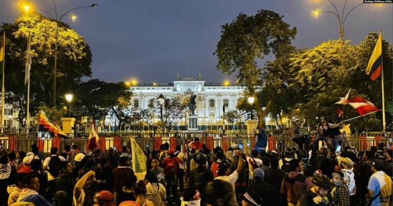 Manifestantes de Perú toman las calles en nueva ronda de marchas antigubernamentales