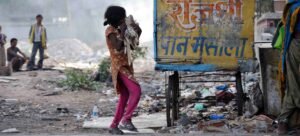 Unos 1100 millones de personas son pobres pese a los avances en 25 países