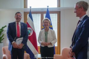 Fiscalía investiga viaje de presidente Chaves a Letonia