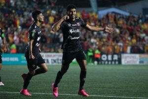 Alajuelense golpea a Herediano en su casa