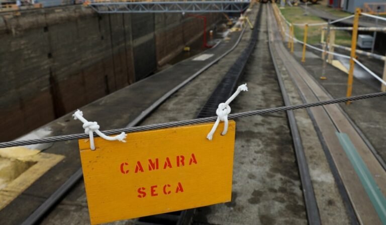 Sequía obliga a las autoridades del Canal de Panamá a buscar “estrategias” para reducir las esperas