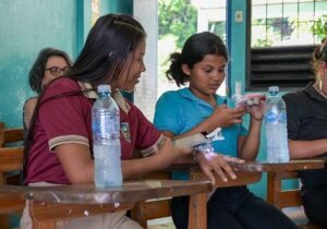 Embajada de Estados Unidos y la NASA donan microscopios a centros educativos de Limón