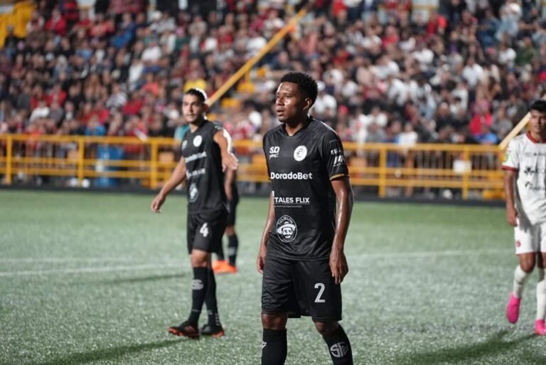 Sporting y Alajuelense empatan 0-0 en un partido muy deslucido
