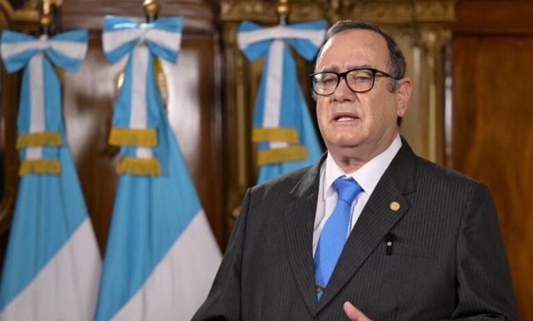 Guatemala: Arévalo impugnará suspensión provisional de su partido, Giammattei habla de transición