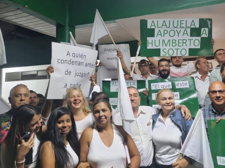 Alajuelenses se manifiestan frente al Balcón Verde contra suspensión del alcalde Humberto Soto