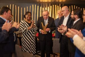 Rodrigo Arias recibe reconocimiento por la defensa y promoción de la democracia