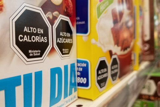 Crecex advierte prejuicios para salud y comercio al ocultar etiquetado de advertencia nutricional