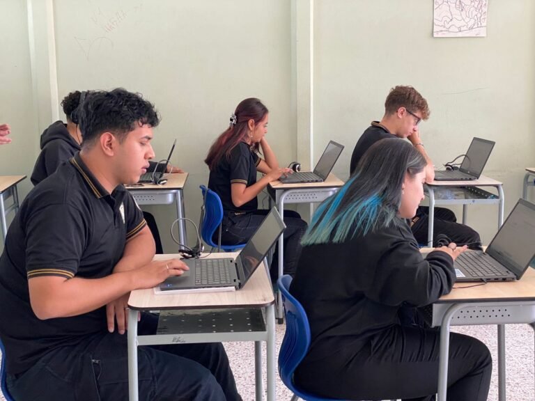 Más de 70 mil estudiantes realizan prueba de lenguas extranjeras 