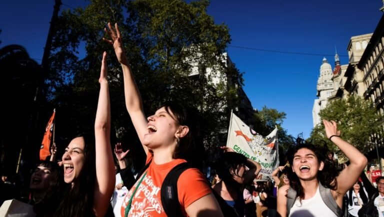 Feministas argentinas advierten a Milei que defenderán sus derechos en las calles