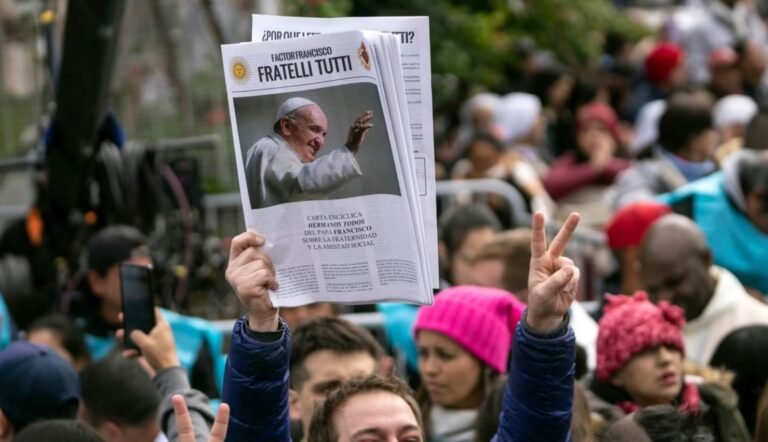 Sacerdotes argentinos defienden al Papa de las críticas del candidato presidencial Javier Milei