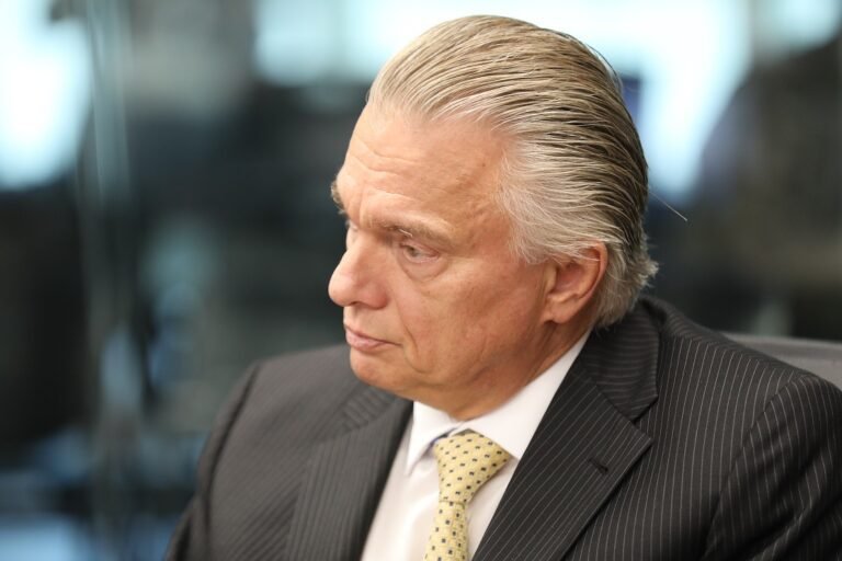 Canciller viaja a Panamá para reunirse con Edmundo González