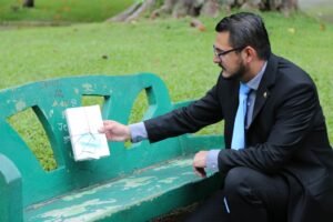 David Segura deja biblias en el Parque Nacional para que “sean luz” en la vida de las personas