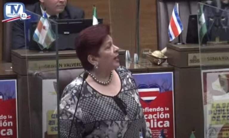 Dinorah Barquero protagoniza zafarrancho durante interpelación de ministra del MEP