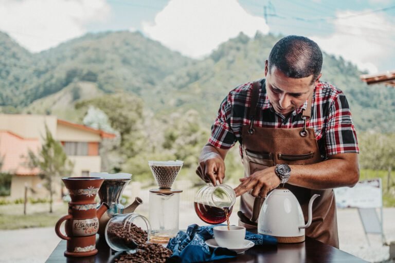 Finca y hoteles en Alajuela apuestan por brindan experiencia de tomar café a la tica