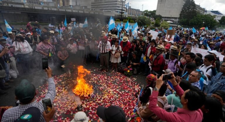Guatemala: Indígenas y campesinos marchan en reclamo de la renuncia de la fiscal general
