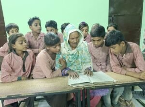 Bisabuela india de 92 años aprende a leer y escribir después de ir por primera vez a la escuela