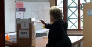 Con 74% de participación electoral, Argentina espera resultados presidenciales