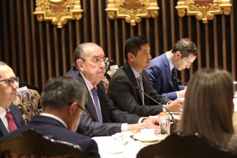 Presidente del Congreso y diputados se reúnen con el FMI para abordar desafíos financieros y sociales