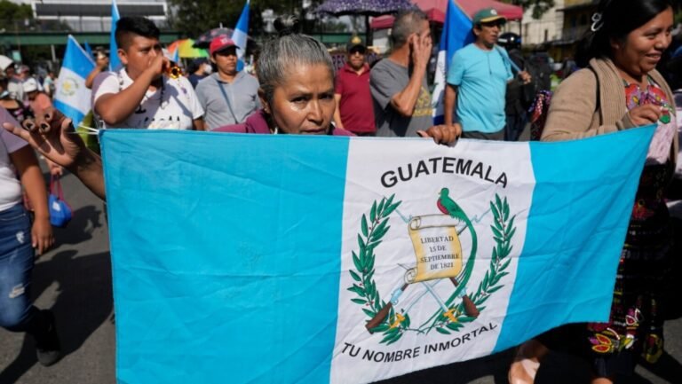 Presidente de Guatemala rechaza actos de violencia y vandalismo en protestas contra fiscal general