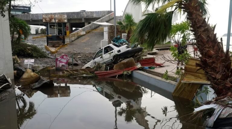 Huracán Otis deja al menos 27 muertos y cuatro desaparecidos en México