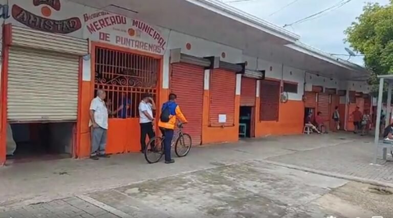 Salud clausura mercado municipal de Puntarenas