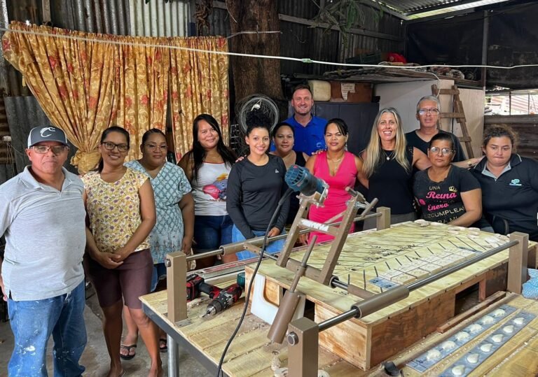 Mujeres emprendedoras de Puntarenas inician exportación de señuelos artesanales para pesca turística