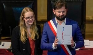 Boric recibe proyecto de nueva Constitución para Chile y convoca a un plebiscito