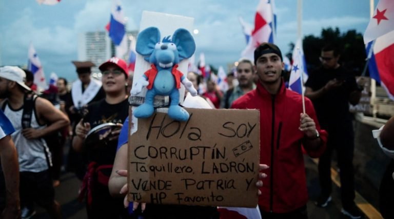 Bukele pide corredor humanitario para transportistas salvadoreños varados en Panamá