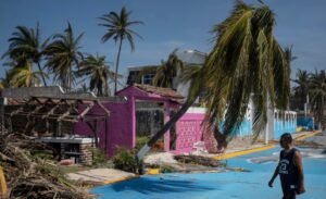 Afectados por huracán Otis marchan en la capital mexicana para exigir más recursos