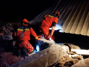 Continúan las tareas de rescate en noroeste de China tras terremoto que deja 118 muertos