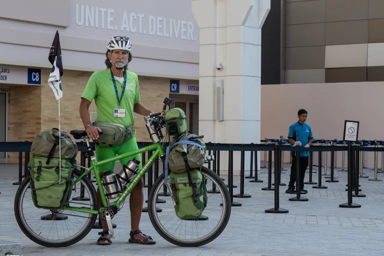 Activista alemán viaja en bicicleta desde Berlín a Dubai para COP28