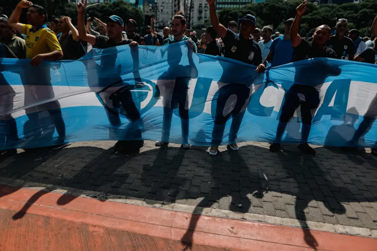 Juez argentino rechaza recurso de la CGT contra el decreto de Milei por defecto de forma