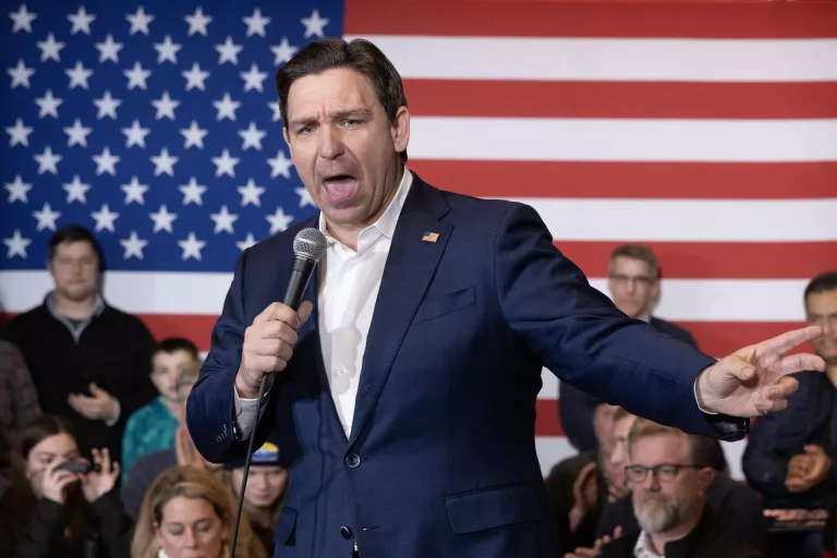 El gobernador Ron DeSantis abandona las primarias republicanas y da su apoyo a Trump