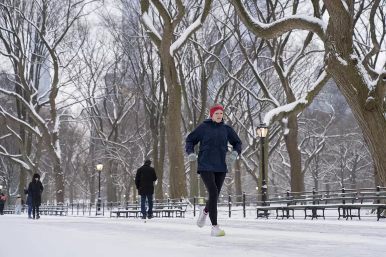 Nieve y gélidas temperaturas persisten en gran parte de EEUU, con vuelos cancelados