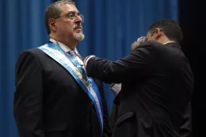 “Nunca más el autoritarismo”, proclama Arévalo tras ser investido presidente de Guatemala