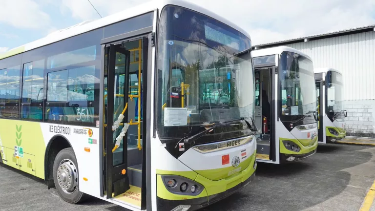 ICE recibe seis autobuses eléctricos donados por la República Popular China a Costa Rica