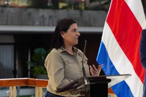 Esquivel denuncia que algunos funcionarios de la CCSS reciben un mes más de salario al año por pago bisemanal