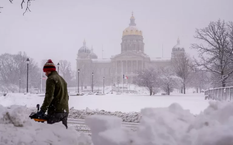 Tormentas azotan EEUU: tornados y fuertes nevadas, cierres de carreteras y escuelas