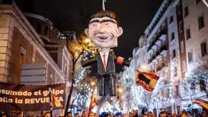 Los socialistas españoles denuncian la protesta en la que se golpeó un muñeco de Sánchez