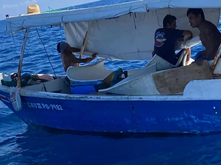 Guardacostas auxiliaron a cuatro pescadores que estaban a la deriva