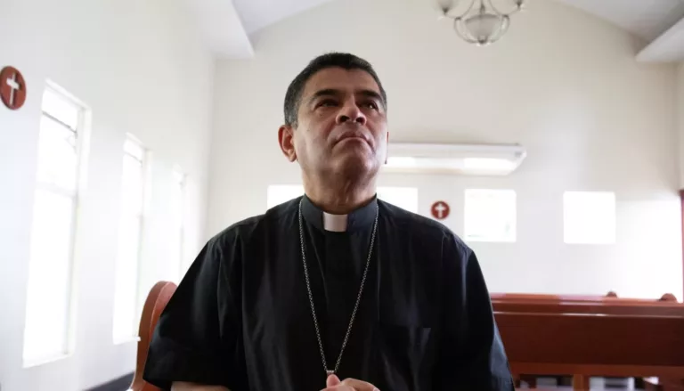 El Vaticano recibe al obispo Rolando Álvarez y 18 sacerdotes tras su excarcelación en Nicaragua