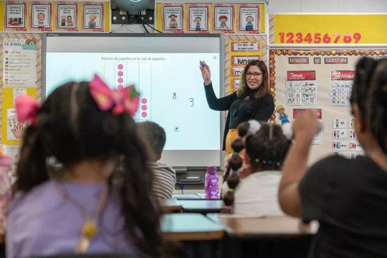 Educadores ticos puedan cursar maestría en EEUU mientras viven la experiencia de enseñar fuera de su país