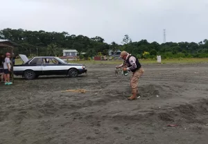 Guardacostas hace un llamado a turistas para que no contaminen con botellas y vidrios playas del país