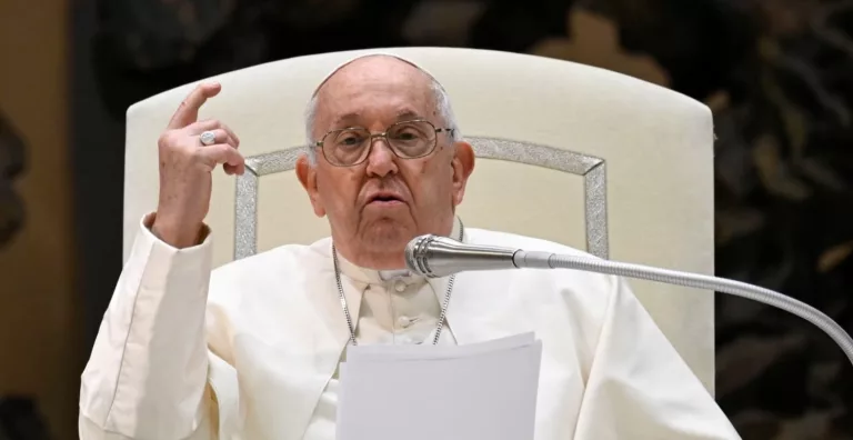 El papa: “Los pueblos están agotados” por la guerra, “que es siempre inútil”