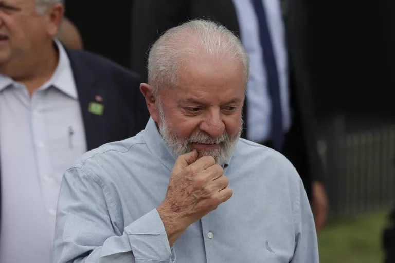 Lula pide no votar en las elecciones municipales al “imbécil que diga más tonterías”