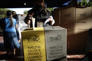 Empieza el recuento de papeletas en El Salvador tras el cierre de los colegios electorales