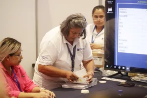 Magistrado de ente electoral salvadoreño dice que escrutinio de diputados es transparente