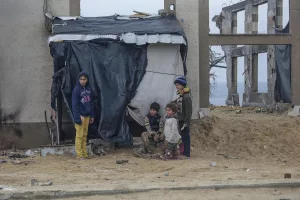 Al borde de la hambruna, la Franja de Gaza recibe ayuda humanitaria desde el aire