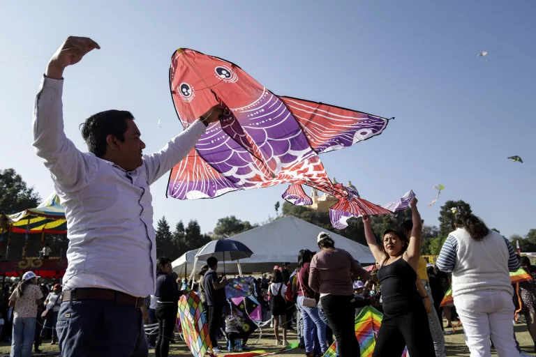 Papalotes dan vida al cielo del centro de México