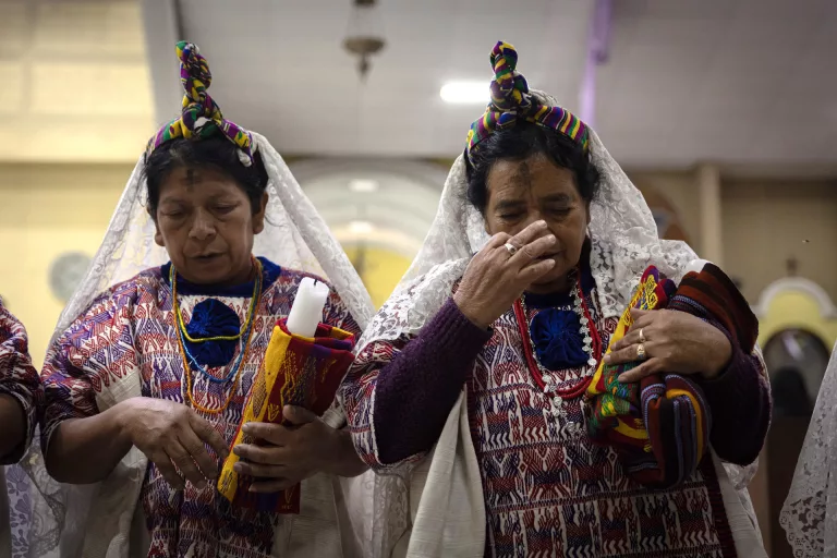 Los mayas de Guatemala abarrotan la parroquia de Sacatepéquez por el Miércoles de Ceniza